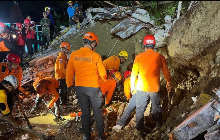 Longsor Timbun Rumah di Bruno Purworejo, 4 Orang Masih Dalam Pencarian