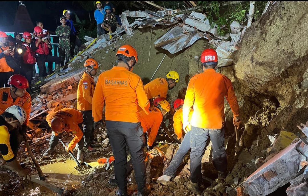 Longsor Timbun Rumah di Bruno Purworejo, 4 Orang Masih Dalam Pencarian