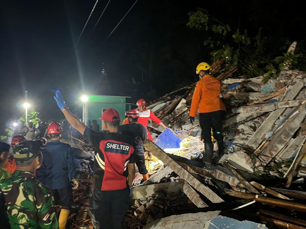 Longsor Timbun Rumah di Bruno Purworejo, 4 Orang Masih Dalam Pencarian 