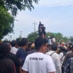 massa demo kpu brebes melakukan aksi dan berlangsung ricuh