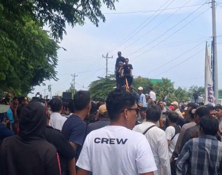 massa demo kpu brebes melakukan aksi dan berlangsung ricuh