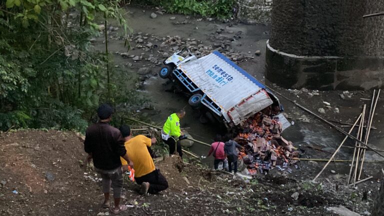 Sebuah truk boks bermuatan oli dengan nomor polisi B 9180 TS mengalami kecelakaan di jembatan Sungai Glagah, Desa Linggapura, Kecamatan Tonjong