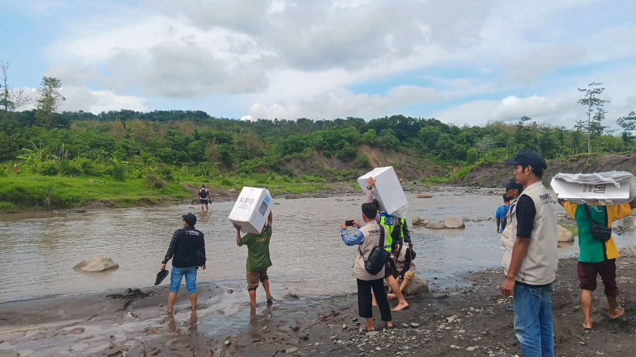 Distribusi Logistik Pilgub Jateng dan Pilbup di Brebes Hadapi Medan Berat