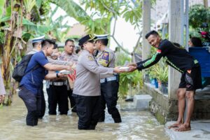 Kapolres Brebes Bagikan 1.000 Paket Makanan untuk Warga Terdampak Banjir