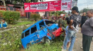 Breaking News: Dump Truck Tabrak Angkudes di Jalan Raya Paguyangan, 9 Orang Dilarikan ke Rumah Sakit