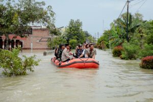 Banjir di Grobogan Belum Surut, Gubernur Jateng Tinjau Pengungsi dan Lokasi Tanggul Jebol