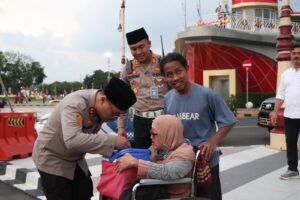 Kapolres Kebumen Borong Dagangan Difabel Jelang Buka Puasa, Warga Terharu