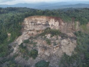 Pencarian Hingga Sore Masih Nihil, Penampakan dari Udara Longsoran di Galuh Timur Terlihat Masif