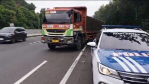 Petugas PJR Tertibkan Truk Parkir di Bahu Tol Cipali untuk Cegah Kecelakaan