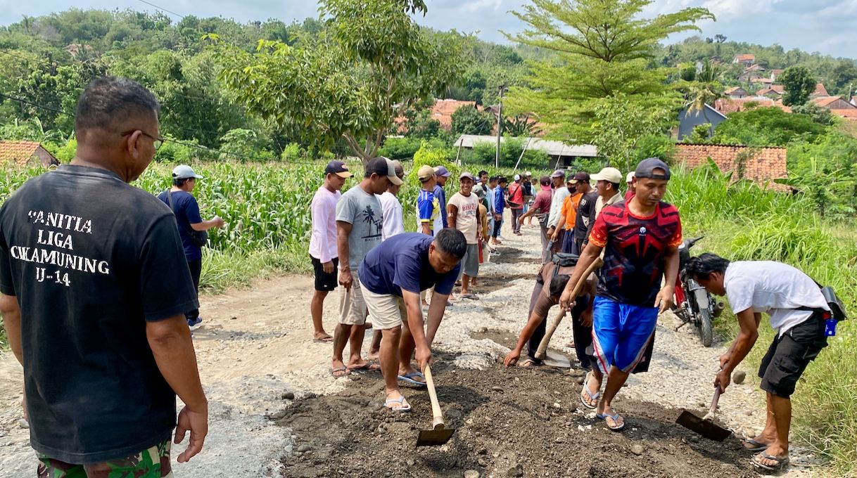 Warga di Salem dan Bantarkawung Gotong Royong Perbaiki Jalan Bukti Brebes Tak Beres