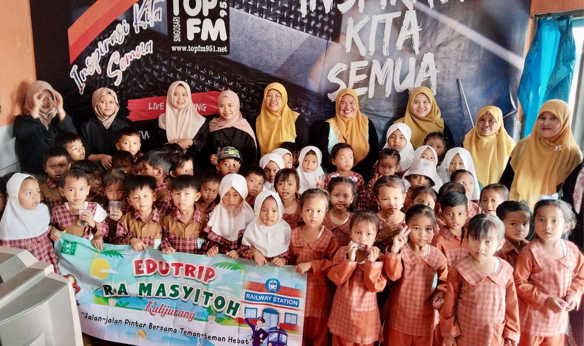 Serunya Siswa RA Masyitoh Kalijurang Belajar Siaran di Radio TOP FM Paguyangan