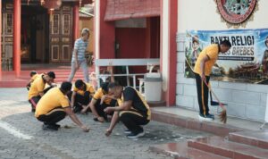 Jelang HUT Bhayangkara ke-80 Polres Brebes Bersih-Bersih 5 Tempat Ibadah dan Bagikan Bansos