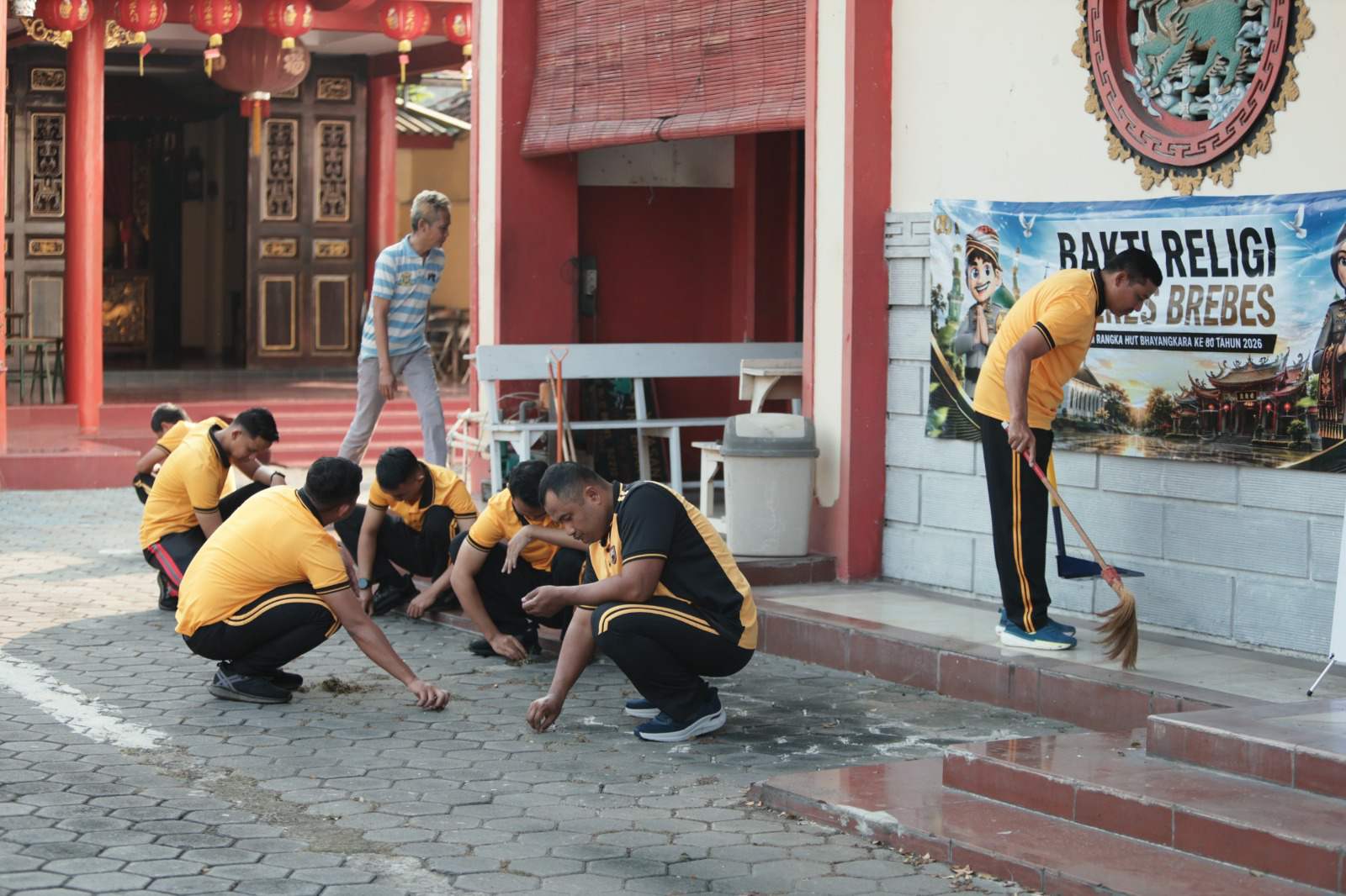 Jelang HUT Bhayangkara ke-80 Polres Brebes Bersih-Bersih 5 Tempat Ibadah dan Bagikan Bansos